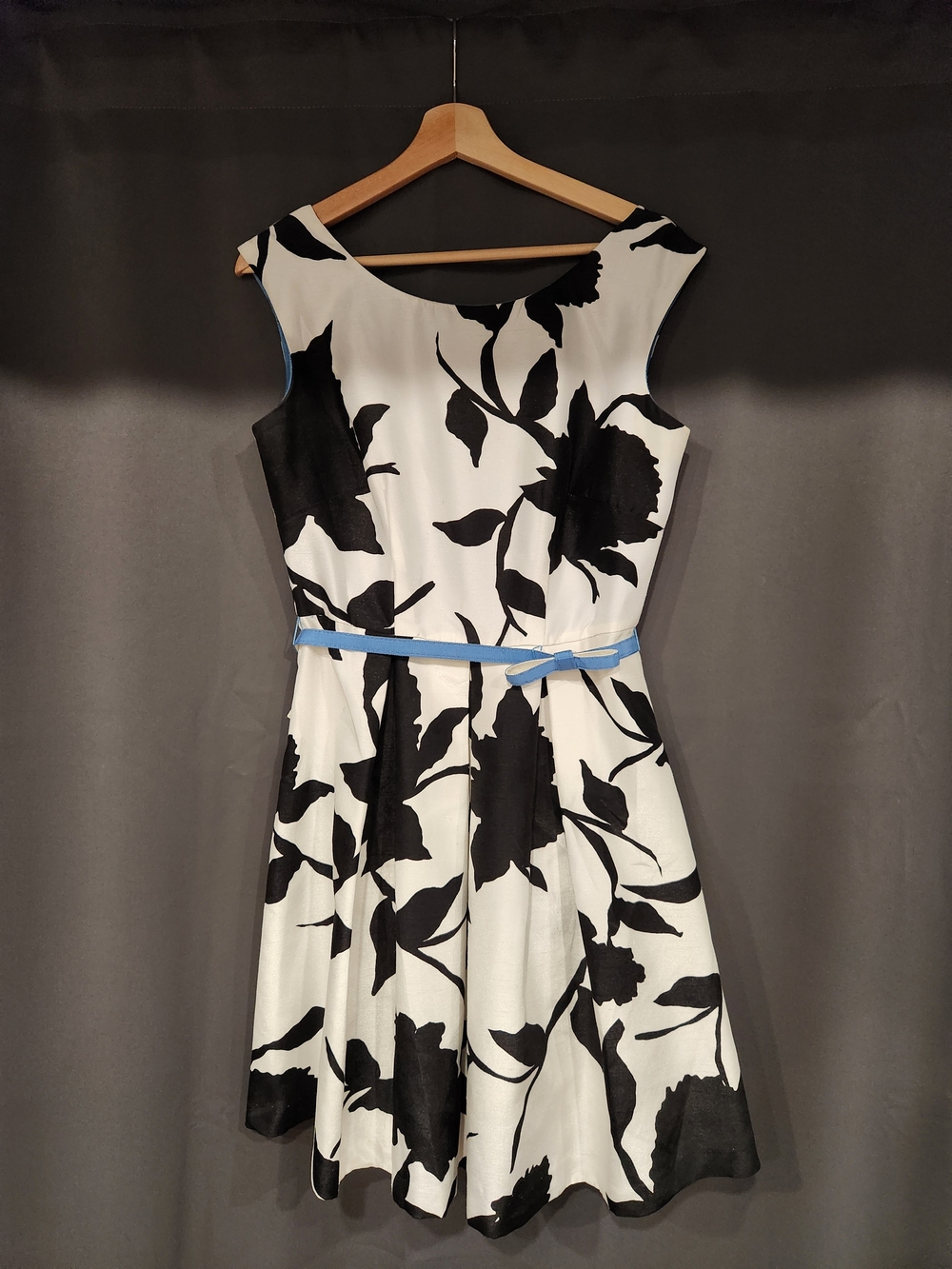 Gabby Skye Black & White Floral Sleeveless Fit-and-Flare Dress